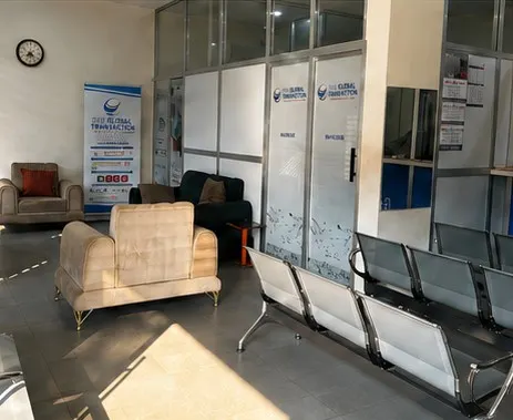 Salle d'attente de l'agence SIM Global Transaction à Lubumbashi